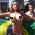 Brasileira fica nua para voltar pra casa