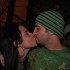 Cantora Perlla e Latino se beijam em festa