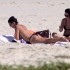 Luiza Brunet faz topless em praia do Rio de Janeiro