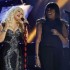 Christina Aguilera cai em apresentação no Grammy