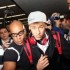 Neymar passa mal em voo e sai escoltado e sem dar entrevistas
