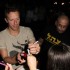 Chris Martin, vocalista do Coldplay, distribui autográfos na porta do hotel