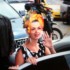 Katy Perry desembarcou no Rio usando máscara de Carmen Miranda