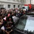 Fãs se aglomeram em frente ao hotel de Justin Bieber