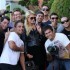 Paris Hilton posa ao lado de paparazzis