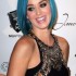 Katy Perry aparece em evento beneficente de cabelos azuis