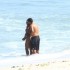 Adriana Bombom aproveita praia em clima ‘caliente’, mas garante estar solteira