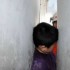 Chinês fica preso pela cabeça após tentar passar por fresta de 10cm
