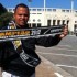 Ambulantes vendem faixas de Corinthians campeão na porta do Pacaembu
