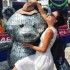 Isis Valverde se diverte com escultura de ursinho e mostra resultado da brincadeira na internet