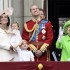 Com roupa verde limão, Rainha Elizabeth II comemora 90 anos com desfile