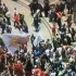 Servidores entram em confronto com a polícia antes de votação de cortes na Alerj
