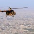Homens-bomba atacam base militar no Afeganistão e matam mais de 140 soldados