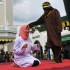 Na Indonésia, casal leva 25 chibatadas por fazer sexo antes do casamento
