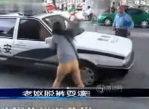 muher-arranca-a-calca-e-agride-policial