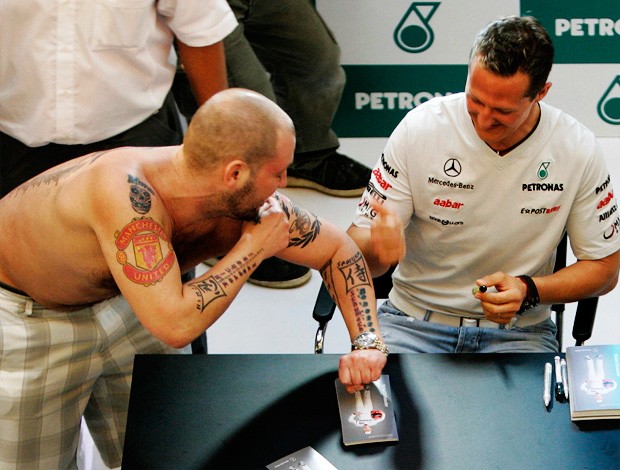 Fã surpreende Michael Schumacher ao mostrar tatuagens em sua homenagem