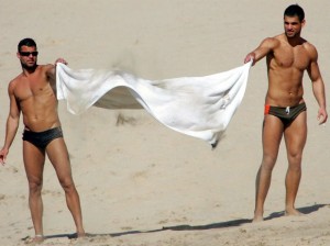 ricky-martin-e-seu-namorado-em-praia-paradisiaca