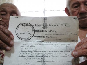 casal-mosra-regritro-de-casamento-80-anos-juntos