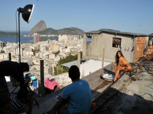 nicole-bahls-ensaio-nu-em-favela-do-rio