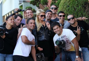 paris-hilton-posa-ao-lado-de-paparazzis