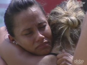 kelly-fabiana-se-abracam-prova-do-lider-bbb12