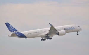 Piloto ameaça derrubar avião