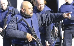 Polícia Bélgica caça homem ligado a ataques em Paris