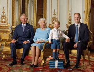 Príncipe George esbanja fofura em foto oficial pelos 90 anos da rainha Elizabeth 