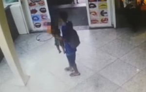 Vídeo mostra criança sendo abandonada em shopping do Rio de Janeiro