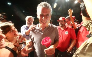 Alvo de críticas por apoiar Dilma, Chico Buarque convoca ato contra impeachment