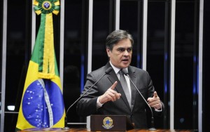 Senador do PSDB entra com representação criminal contra Dilma