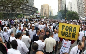 Taxistas fazem protesto contra proposta que regulariza o Uber em São Paulo
