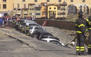 Cratera de 200 metros 'engole' carros no centro de cidade na Itália