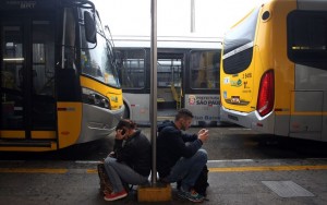 Passageiros são surpreendidos por paralisação de ônibus em São Paulo
