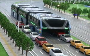 China apresenta ônibus do futuro, que leva 1.200 pessoas e trafega sobre carros