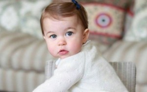 Fofura! Princesa Charlotte aparece em novas fotos na véspera do aniversário 