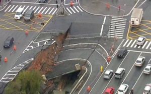 Chuva faz asfalto ceder e abre cratera em avenida na zona sul de São Paulo