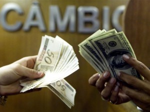 Dólar tem leve queda e fecha a R$ 3,48