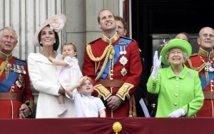 Com roupa verde limão, Rainha Elizabeth II comemora 90 anos com desfile