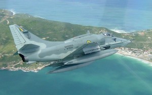 Equipes da Marinha buscam piloto desaparecido após choque entre caças