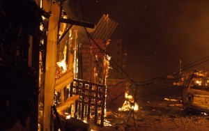 Incêndio mata duas pessoas e deixa 350 famílias sem casa em favela de SP