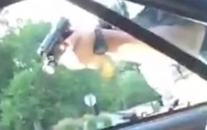 Policial mata homem negro em seu carro na frente da mulher e do filho nos EUA