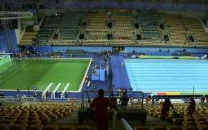 Após dias sem solução, Rio 2016 vai trocar água da piscina do Maria Lenk