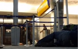 Suspeita de tiroteio e homem mascarado causam pânico em aeroporto de Los Angeles