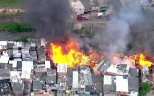 Incêndio destrói mais de 50 barracos na zona leste de São Paulo 