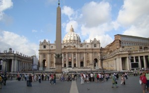 Idoso invade Praça São Pedro de carro e é preso