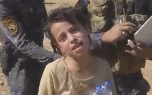Criança agradece a soldados após ser resgatada do Estado Islâmico 