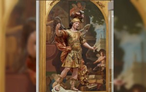 Brasileiro derruba estátua de 300 anos ao tirar foto em museu de Lisboa