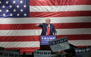 "Foi ironia": líder supremacista branco explica saudação de 'Hail, Trump' 