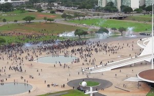 Policiais e manifestantes entram em confronto durante protesto em Brasília 